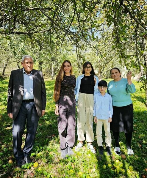 Arzu Əliyeva şamaxılı ailənin qonağı oldu - Fotolar