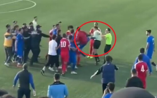 Azərbaycan çempionatında biabırçılıq - Futbolçular hakimi döydü + VIDEO