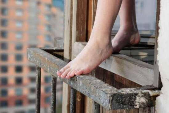 Bakıda qadın özünü binadan atdı