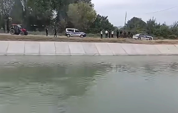 Ağdaşda VAZ su kanalına düşdü