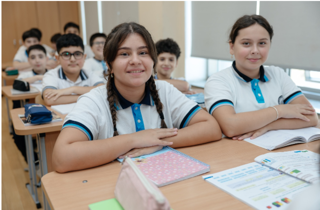 Məktəb həyatı məşhur fotoqrafın obyektivində: Cəlal Kəngərli məktəblilərin bir gününü lentə alıb