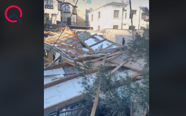 Güclü külək Bakıda binanın damını uçurdu - Video