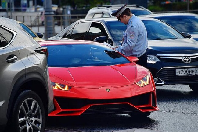 "Lamborghini"ni qaçırıb 16 saat sürdü, sonra sahibi ilə barışdı