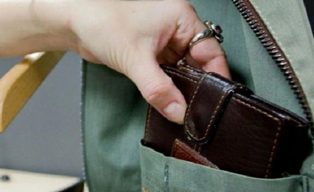 Bakıda gündüz saatlarında talama hadisəsi: İki qız, bir oğlan saxlanıldı