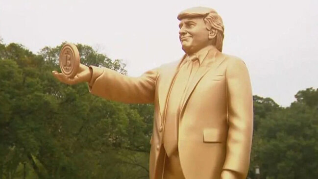 Vaşinqtonda əlində "Bitkoin" olan Trampın qızıl heykəli qoyuldu