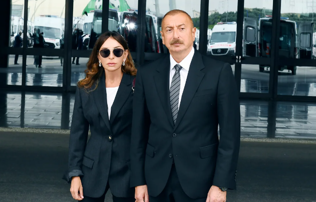 Azərbaycan Prezidenti və birinci xanım Daşkənddə ümummilli liderin barelyefi önünə gül dəstələri qoyublar