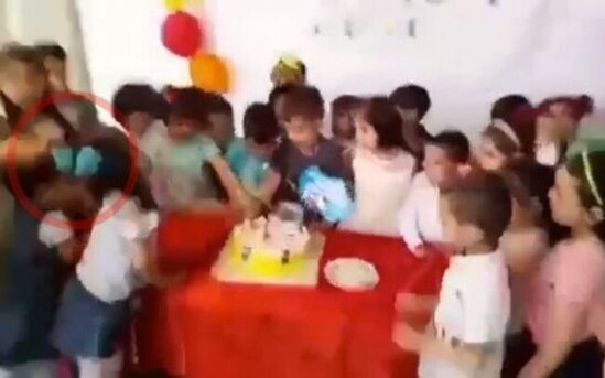 Bağçada uşağın saçını yolan aşpaz cəzalandırıldı - Video