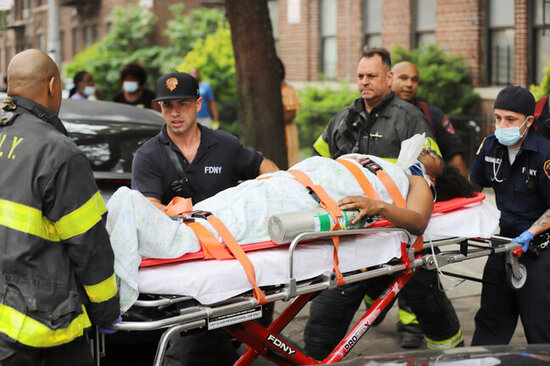 Ana soyunub körpə qızını və 2 yaşlı oğlunu, daha sonra özünü pəncərədən ATDI - FOTO-VİDEO