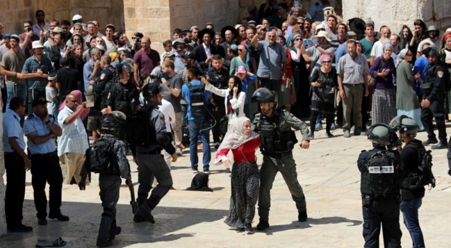 Polis məscidə hücum etdi - FOTO