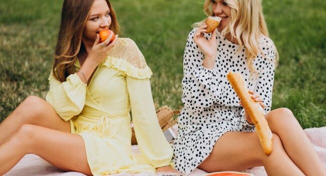 Piknikə gedəndə bu rəng paltarlar geyinməyin - Gənə yapışacaq