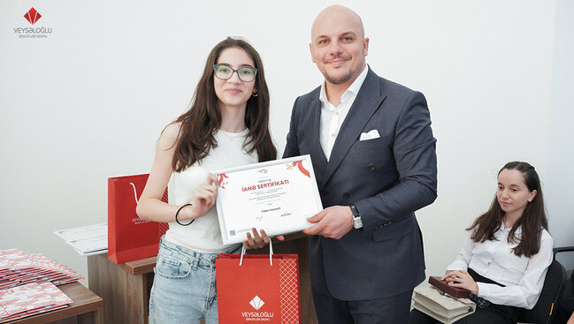 "Veysəloğlu" əməkdaşlarının uğur qazanan övladlarını mükafatlandırdı