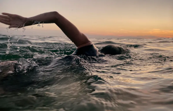 Avstraliyada maraqlı hadisə: 13 yaşlı oğlan boğulan ailəsini xilas etmək üçün dənizdə dörd saat üzüb