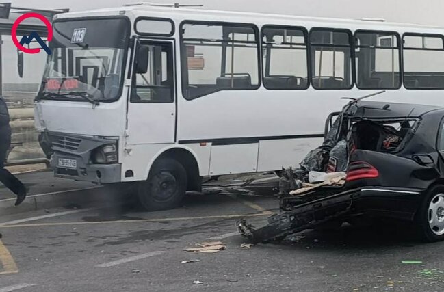 Bakıda sərnişin avtobusu "Mercedes"lə toqquşdu - FOTO