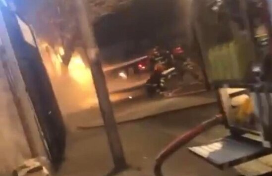 Bakıda maşın qaz borusuna çırpıldı - Dəhşətli partlayışın VİDEOSU