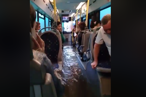 "Baku Bus"ı da su basdı – VİDEO