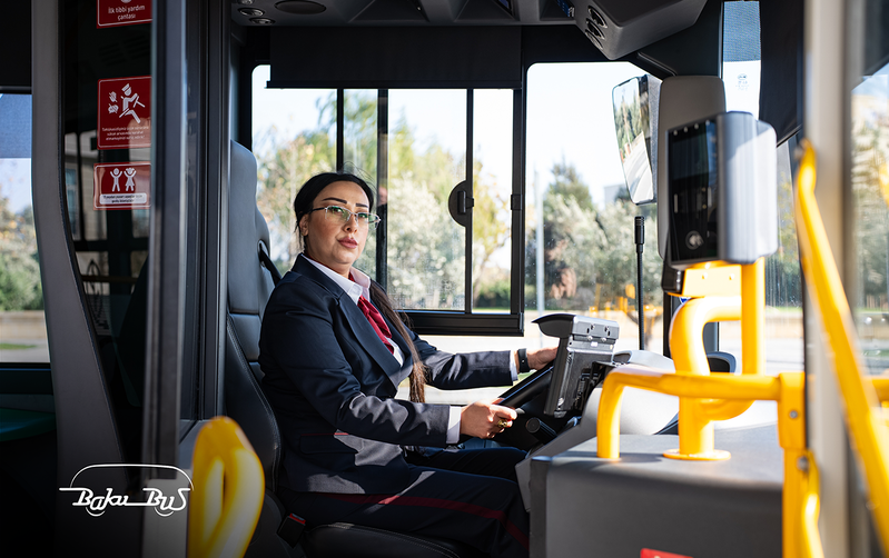 "Bakubus"ın ilk qadın sürücüləri sükan arxasında - Video