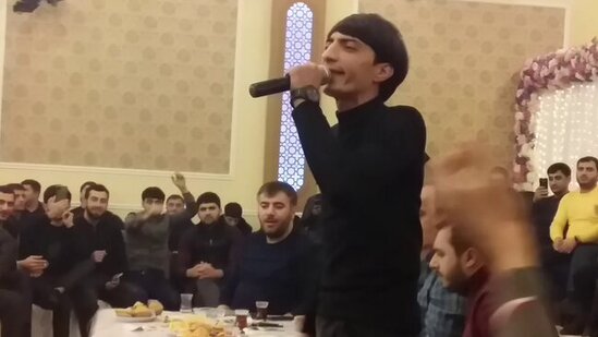 Tanınmış meyxanaçı qəzaya düşdü: Avtomobili aşdı