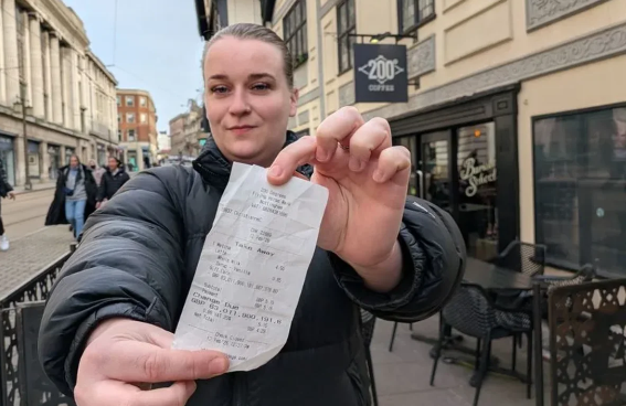 Britaniyada qadın texniki səhv ucbatından İlon Maskdan 100 qat "varlı" oldu