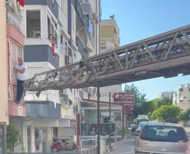 Balkonda asılı qalan kişini xilasedicilər qurtardı - VİDEO