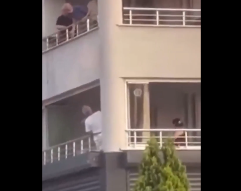 Balkonda yandırılan manqal binada gərginlik yaratdı - VİDEO