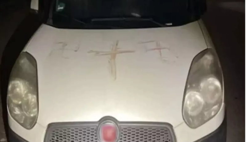 50 avtomobilin üzərinə insan qanı ilə xaç simvolu çəkdilər