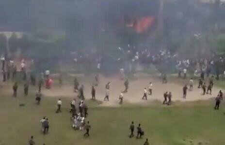 Banqladeşdə təyyarə məktəbə çırpıldı - Xeyli sayda ölən var - VİDEO