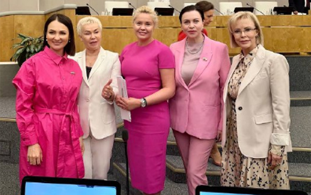 Rus deputatlar iclasa "Barbie" geyimində gəldilər