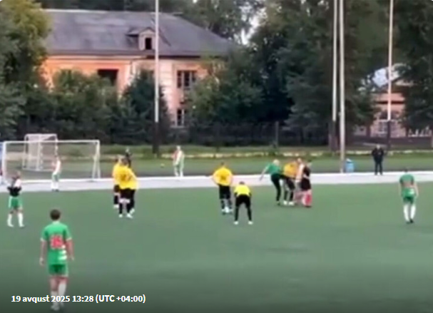 Baş məşqçi oyun zamanı hakimi döydü