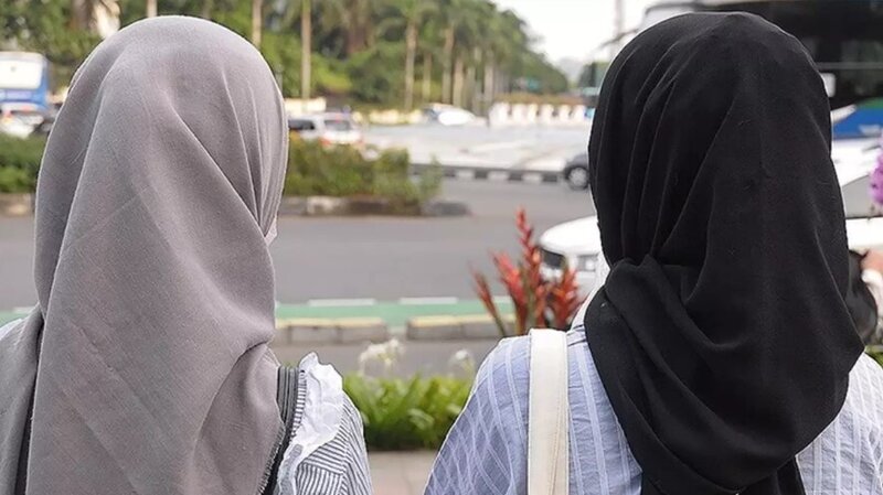 Əhalisinin 92%-i müsəlman olan ölkədə məktəblərdə baş örtüyü qadağan edildi