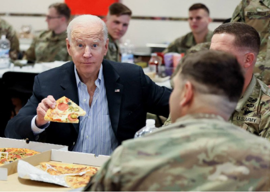 Bayden Polşada hərbçilərlə pizza yedi - Fotolar + Video