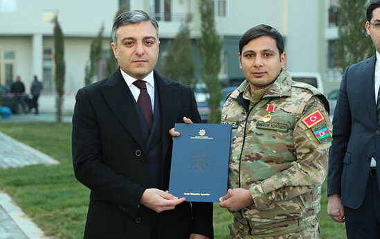 Əsirlikdən qayıdan Bayrama da ev verildi - Fotolar