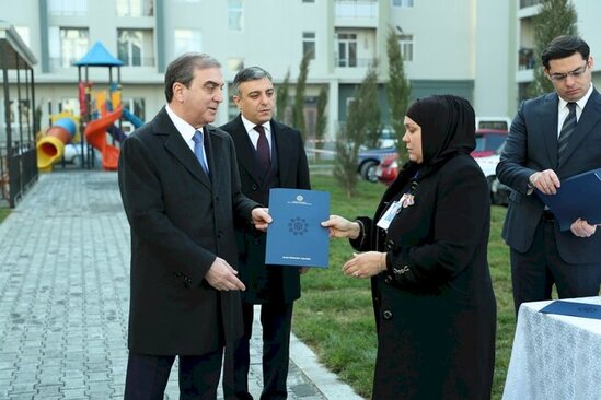 Əsirlikdən qayıdan Bayrama da ev verildi - Fotolar