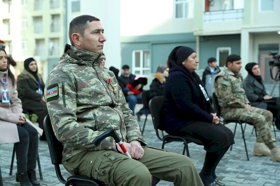 Əsirlikdən qayıdan Bayrama da ev verildi - Fotolar