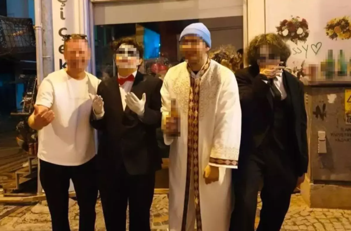 Əynində imam paltarı, əlində içki şüşəsi olan gənc saxlanılıb