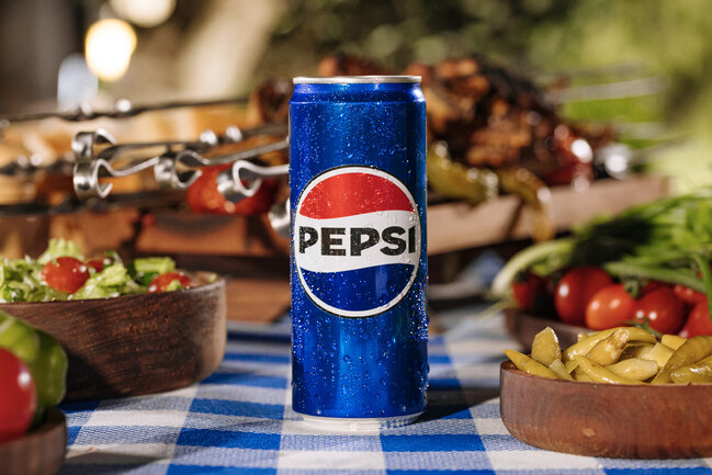 Pepsi dünyada 120 ölkədə vizual görkəmini dəyişərək 14 ildən sonra yeni görünüşünü təqdim edir - FOTO