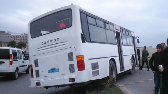Bakıda sərnişin avtobusu qəza törətdi: xəsarət alan... FOTO