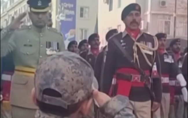 Pakistanlı hərbçilərin paradda azyaşlıya reaksiyası maraq doğurdu