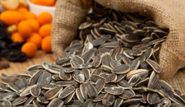 Həkimlər niyə qadınlara günəbaxan tumu yeməyi məsləhət görür?