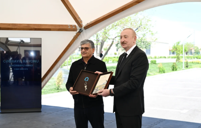 İlham Əliyev və Mehriban Əliyeva Şükürbəyli kəndinə köçən sakinlərlə görüşüblər - FOTO