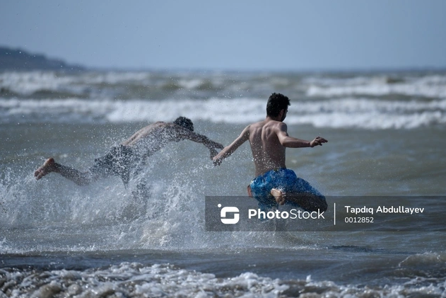 Çimərliklərdə TƏHLÜKƏ: Qadağan olunan yerlərə üz tutanlar var