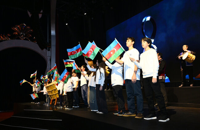 Prezidentin qızları Zəfəri şəhid anaları ilə qeyd etdi - Fotolar