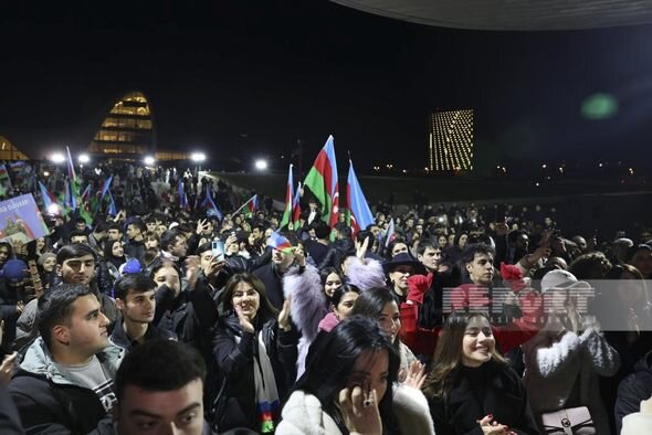 Bakıda Heydər Əliyev Mərkəzinin qarşısında İlham Əliyevə dəstək konserti keçirilir - CANLI YAYIM