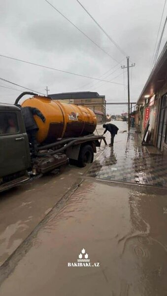 Bakının qəsəbələrində yağış fəsadlarının aradan qaldırılması davam etdirilir