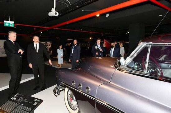 Dövlət başçıları Heydər Əliyev Mərkəzində klassik avtomobillərin sərgisi ilə tanış olublar – FOTO