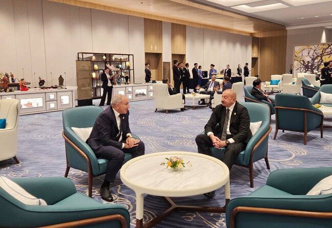 İlham Əliyev Nikol Paşinyanla görüşdü (FOTO)