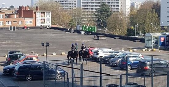 Belçikada karantin qaydalarına nəzarət edən polislərdən diqqət çəkən addım - FOTO