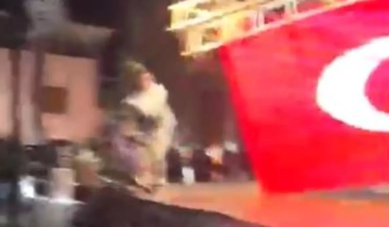 Rəqs etmək üçün səhnəyə çıxan bələdiyyə sədri son anda ölümdən dönüb - VİDEO