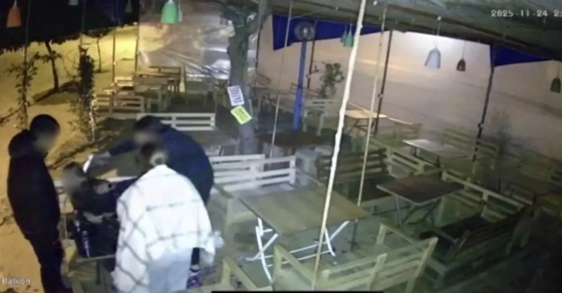 Bacısına elə bir zarafat etdi ki, polislər tərəfindən saxlanıldı! - VİDEO