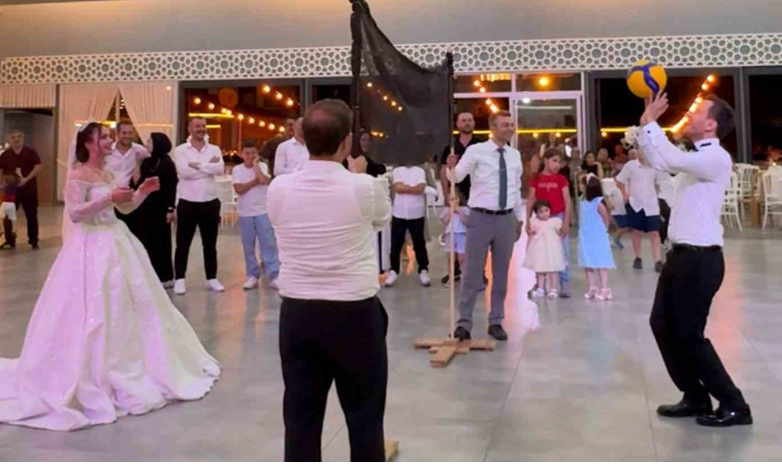 Bəy və gəlin toyda voleybol oynadı