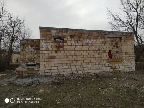 Qusar rayonu Xudat kəndində yarı tikili həyət evi satılır!